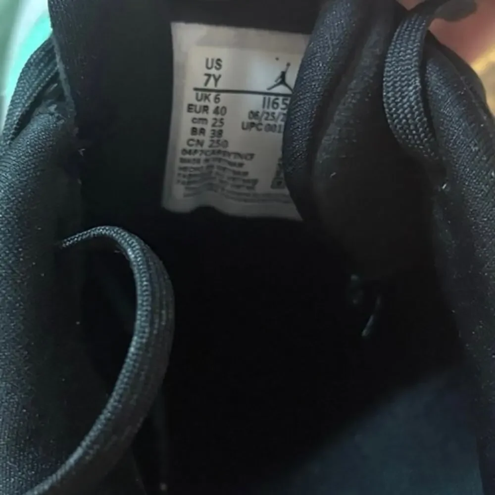 Jordan’s teal and black sneakers size 7Y